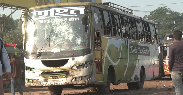 বরিশালে বাস ভাঙচুর করা হয়েছে